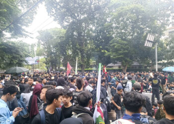 Demo #IndonesiaGelap di Bandung: Ada Dorong-dorongan, Nyanyian Bayar Bayar Bayar
