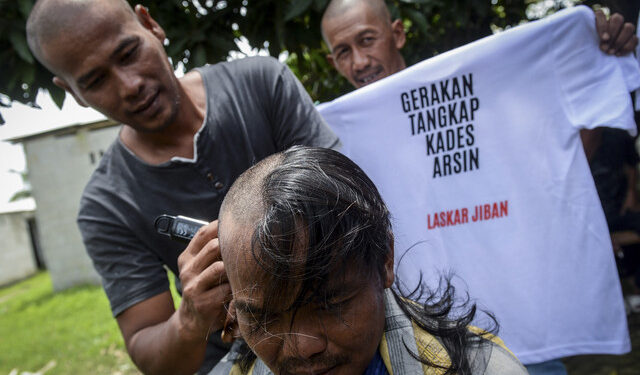 Kades Arsin Ditahan Bareskrim, Bentuk Syukur Warga Kohod Gelar Aksi Cukur Gundul Massal
