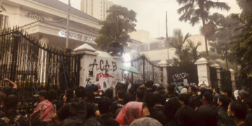 Demo #IndonesiaGelap di Bandung: Lemparan Molotov di Tengah Hujan