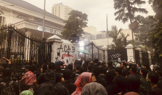 Demo #IndonesiaGelap di Bandung: Lemparan Molotov di Tengah Hujan