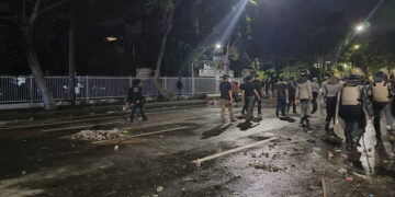 Demo UU TNI di Grahadi Surabaya Berakhir Ricuh, 25 Orang Diamankan
