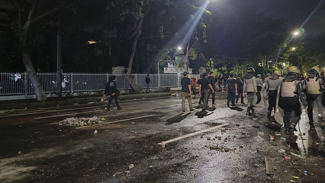 Demo UU TNI di Grahadi Surabaya Berakhir Ricuh, 25 Orang Diamankan
