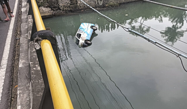 Gagal Nyalip Truk, Ambulans Pembawa Jenazah di Bali Nyebur ke Sungai