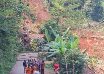 Jalan Penghubung Majalengka dan Ciamis Tertimbun Material Longsor