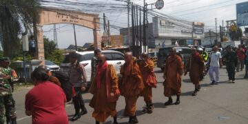 Menuju Borobudur, Rombongan Biksu Internasional Thudong Tiba di Cirebon