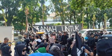 Massa Dago Elos Gelar Unjuk Rasa Depan Kantor PTUN & SMAN 1 Kota Bandung