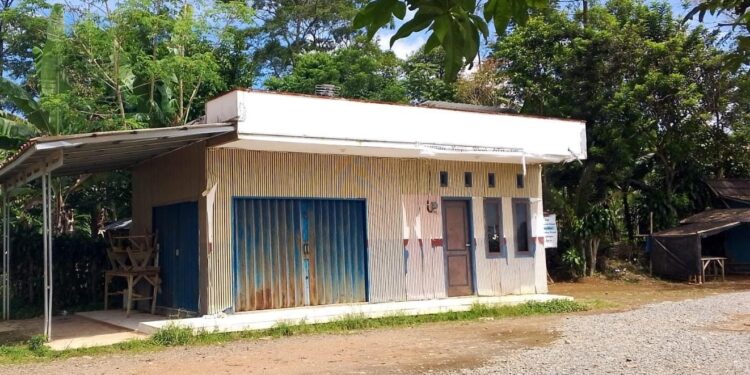 Kantor Bumdes Cipeundeuy Terbengkalai, Etalasepun Hilang?