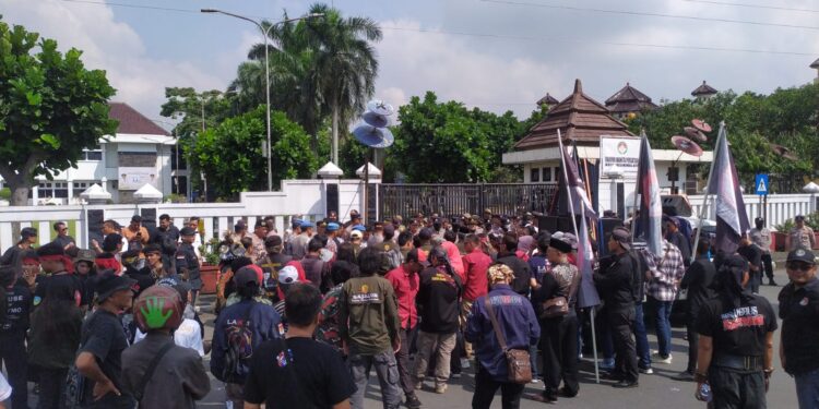 GABUNGAN MASYARAKAT DAN MAHASISWA DEMONTRASI DI DEPAN GEDUNG WALIKOTA TASIKMALAYA