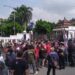 GABUNGAN MASYARAKAT DAN MAHASISWA DEMONTRASI DI DEPAN GEDUNG WALIKOTA TASIKMALAYA
