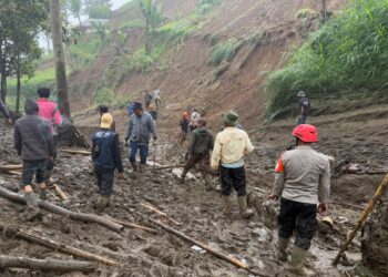 TIM SAR SAT BRIMOB POLDA JABAR BANTU PENCARIAN KORBAN BANJIR BANDANG DI LEMBANG*