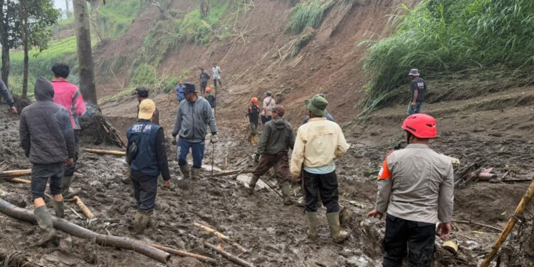 TIM SAR SAT BRIMOB POLDA JABAR BANTU PENCARIAN KORBAN BANJIR BANDANG DI LEMBANG*