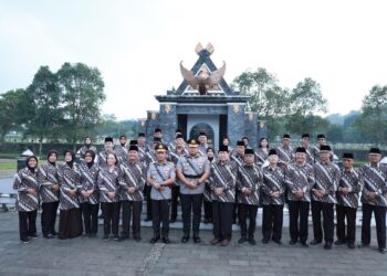 Jelang Hari Bhayangkara Ke 79 Kapolda Jabar Pimpin Ziarah dan Tabur Bunga di TMP Cikutra Bandung