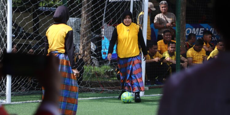*Semarak Lomba Kreatif HUT Bhayangkara Ke 79, Tarik Tambang, Bakiak, hingga Futsal Sarungan Meriahkan Lapangan Polda Jabar*