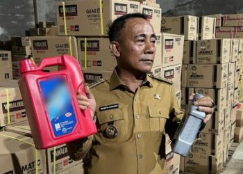 Wagub Kalbar Krisantus Sidak Gudang Oli Palsu di Kubu Raya, Tindak Tegas Pelaku Dan Bekingnya !