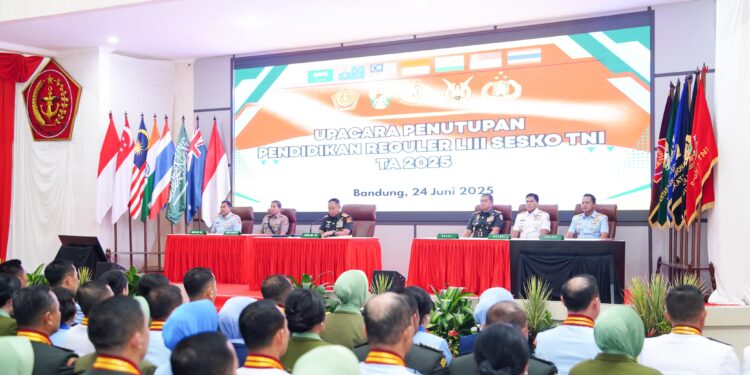 Kapolda Jabar Hadiri Upacara Penutupan Pendidikan Reguler LIII Sesko TNI T.A 2025 di Bandung*