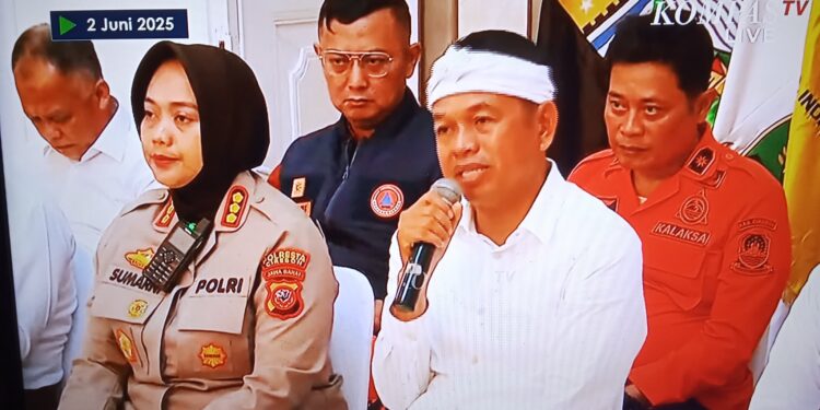 Gubernur Jabar Beri Santunan Korban longsor Gunung Kuda
