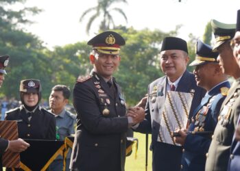 Bupati Bogor, Rudy Susmanto meraih penghargaan dari Kapolres Bogor pada upacara peringatan HUT Bhayangkara ke-79,