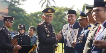 Bupati Bogor, Rudy Susmanto meraih penghargaan dari Kapolres Bogor pada upacara peringatan HUT Bhayangkara ke-79,