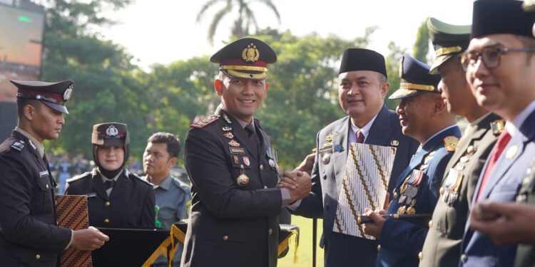 Bupati Bogor, Rudy Susmanto meraih penghargaan dari Kapolres Bogor pada upacara peringatan HUT Bhayangkara ke-79,