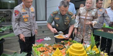 *Kapolda Jabar Beri Kejutan Ulang Tahun ke-57 untuk Pangdam III/Siliwangi*