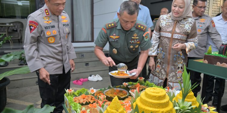 *Kapolda Jabar Beri Kejutan Ulang Tahun ke-57 untuk Pangdam III/Siliwangi*