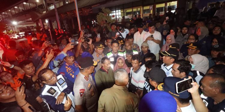 *Kapolda Jatim Dampingi Menhub, dan Kakorpolairud Tinjau Korban KMP Tunu Pratama Jaya di Ketapang Banyuwangi*