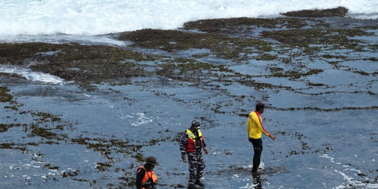 *Wisatawan Tenggelam di Pantai Sayang Heulang, Tim SAR Gabungan Terus Lakukan Pencarian*