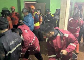 *Polisi Evakuasi Korban Longsor di Megamendung dan Cisarua*