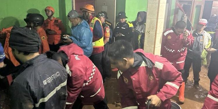 *Polisi Evakuasi Korban Longsor di Megamendung dan Cisarua*