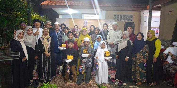 Peringati 10 Muharam Pengurus RT,RW 08 Kelurahan Utan Panjang Adakan Acara Santunan Anak Yatim.