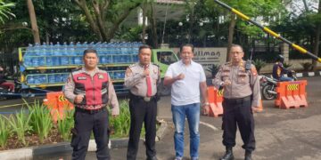 *Polisi lakukan Pengamanan Kedatangan Tim Oxford United Untuk Piala Presiden 2025 di Bandung*