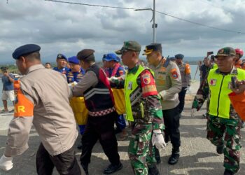 *Kapolresta Banyuwangi Terjun Langsung evakuasi Satu Korban Tanpa Identitas Tenggelam KMP Tunu Pratama Jaya*