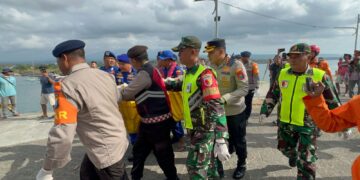 *Kapolresta Banyuwangi Terjun Langsung evakuasi Satu Korban Tanpa Identitas Tenggelam KMP Tunu Pratama Jaya*