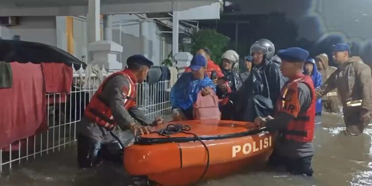 Jalankan Tugas Kemanusiaan, Brimob Polda Metro Evakuasi Warga Terdampak Banjir