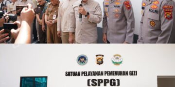 Kepala Staf Kepresidenan, Letjen TNI (Purn) AM Putranto Dan Wagub Provinsi Jambi Abdullah Sani , Tinjau Dapur GIZI Polda Jambi