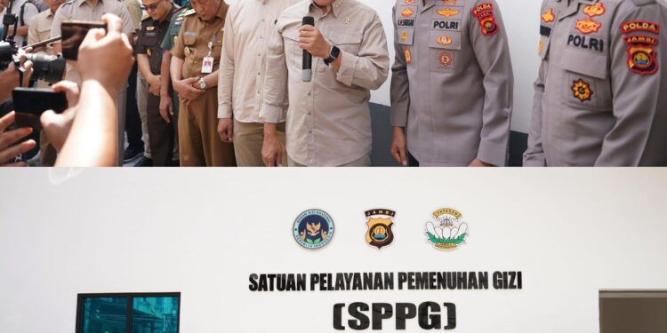 Kepala Staf Kepresidenan, Letjen TNI (Purn) AM Putranto Dan Wagub Provinsi Jambi Abdullah Sani , Tinjau Dapur GIZI Polda Jambi