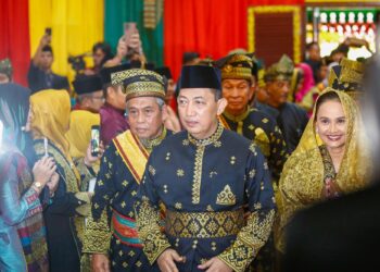 Kapolda dan Gubernur Riau Jadi Saksi di Prosesi Anugerah Adat kepada Kapolri