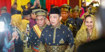 Kapolda dan Gubernur Riau Jadi Saksi di Prosesi Anugerah Adat kepada Kapolri