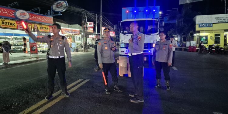 *Polresta Banyuwangi Siaga Penuh Atasi Kepadatan Arus di Pelabuhan Ketapang*