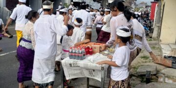 Acara Adat Bali ” MELASTI NYATUR BUANA “