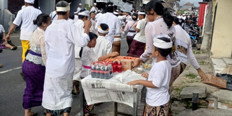 Acara Adat Bali ” MELASTI NYATUR BUANA “