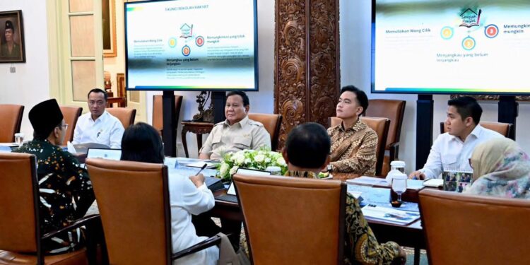 Presiden Prabowo Subianto memimpin rapat terbatas dengan Wakil Presiden Gibran Rakabuming Bahas Sekolah Rakyat 2025 – 2026