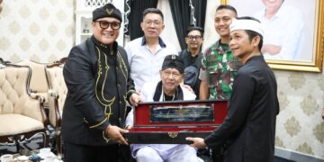 Kawargian Abah Alam Memberikan Pusaka Kujang Kepada Bupati Purwakarta Saepul Bahri Binzein , S.Ag.
