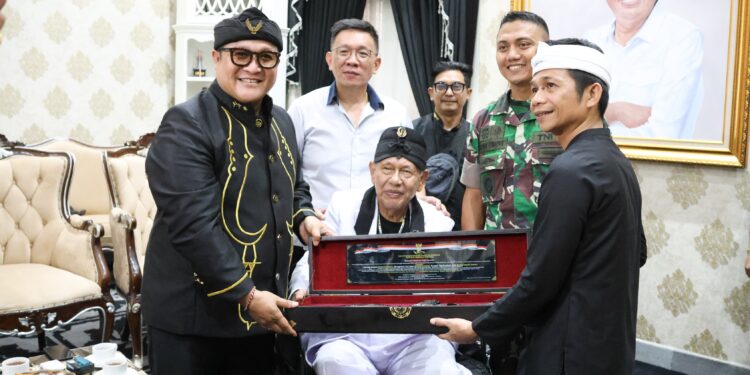 Kawargian Abah Alam Memberikan Pusaka Kujang Kepada Bupati Purwakarta Saepul Bahri Binzein , S.Ag.