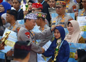 Kapolri Berikan Apresiasi Kepada Adhisty Atas Juara Lomba Melukis Difabel 