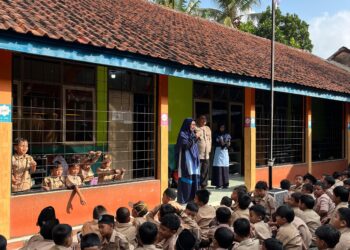 Polisi Berikan Pembinaan, dan penyuluhan pada siswa – siswi MI S 2 Banjar Tentang Bahaya Narkoba Dan Geng Motor