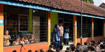 Polisi Berikan Pembinaan, dan penyuluhan pada siswa – siswi MI S 2 Banjar Tentang Bahaya Narkoba Dan Geng Motor