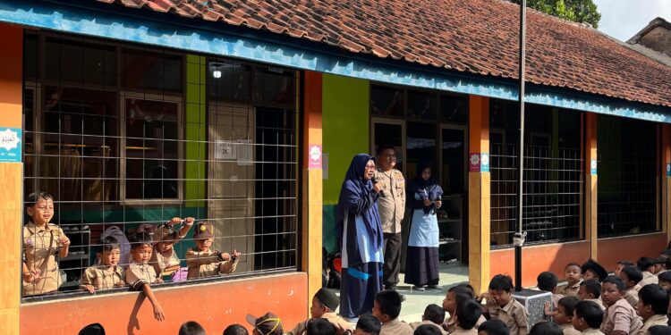Polisi Berikan Pembinaan, dan penyuluhan pada siswa – siswi MI S 2 Banjar Tentang Bahaya Narkoba Dan Geng Motor