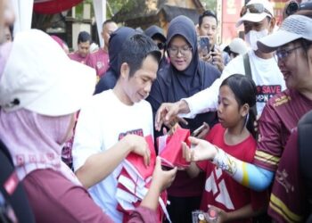 Bupati Purwakarta ( Om Zein ) Bagikan Bendera Merah Putih ke Warga