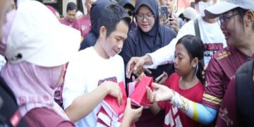 Bupati Purwakarta ( Om Zein ) Bagikan Bendera Merah Putih ke Warga